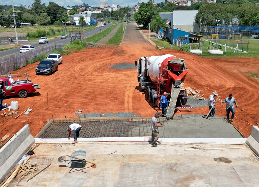 Cabeceira da margem esquerda da nova ponte da Avenida Brasil recebe concretagem da laje de aproximação