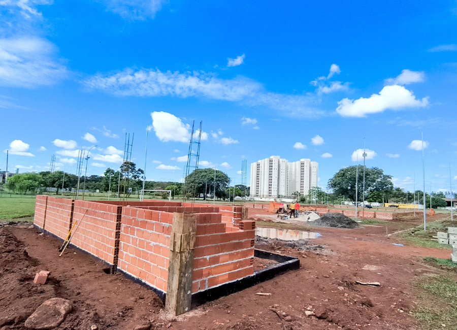 Campo do TG: construção do campo de futebol society e sanitários é iniciada no local