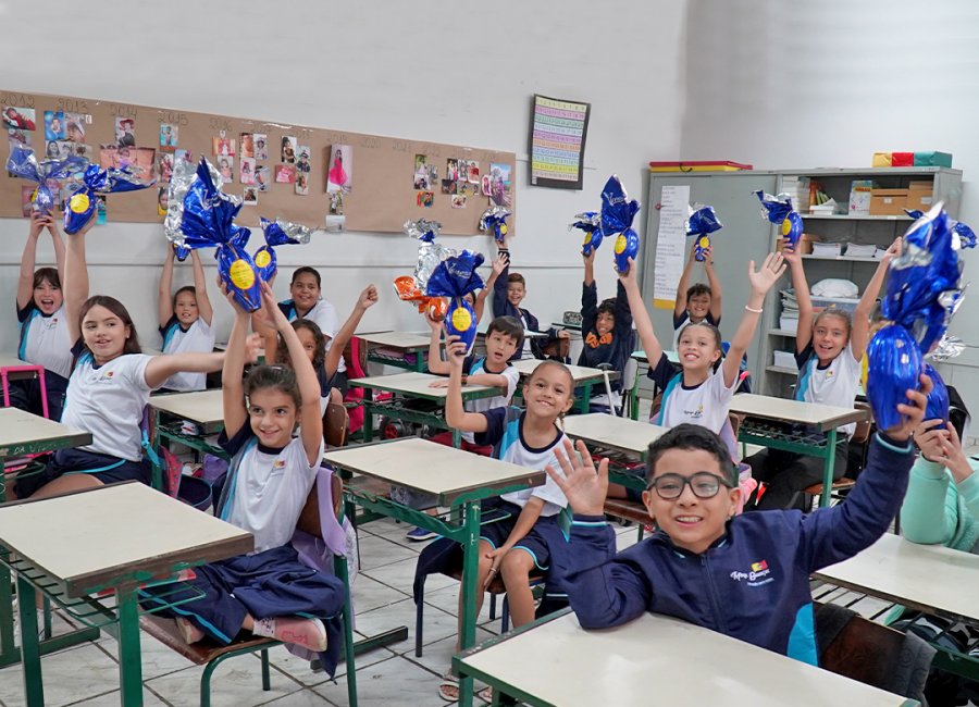 Educação entrega ovos de Páscoa para os alunos da rede municipal de ensino e da Apae