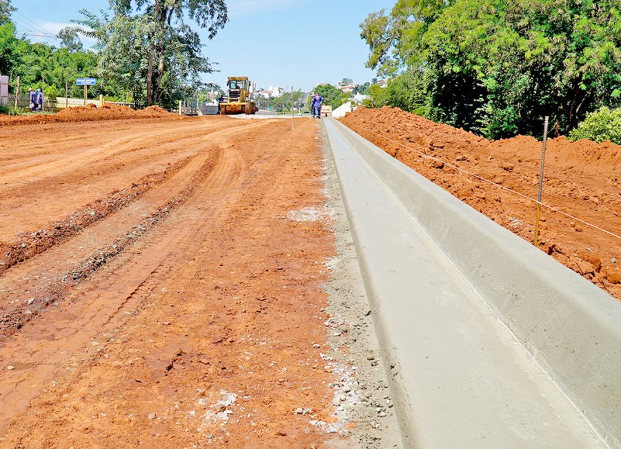 Nova ponte da Avenida brasil começa a receber a instalação de guias e sarjetas