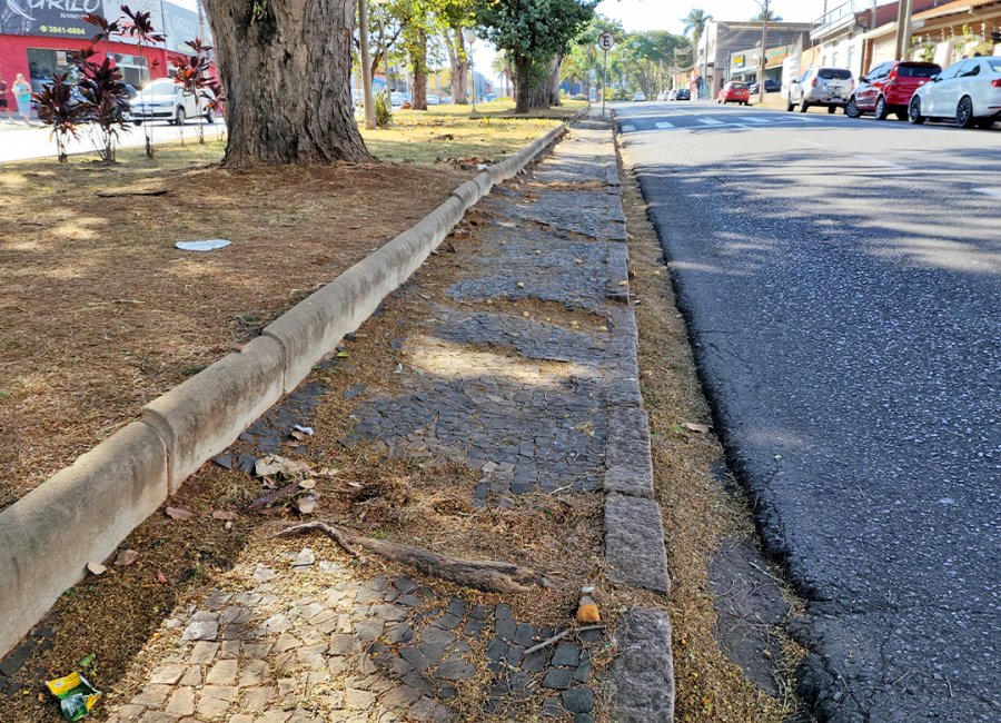 Começa a reforma da calçada do canteiro central da Avenida 9 de abril