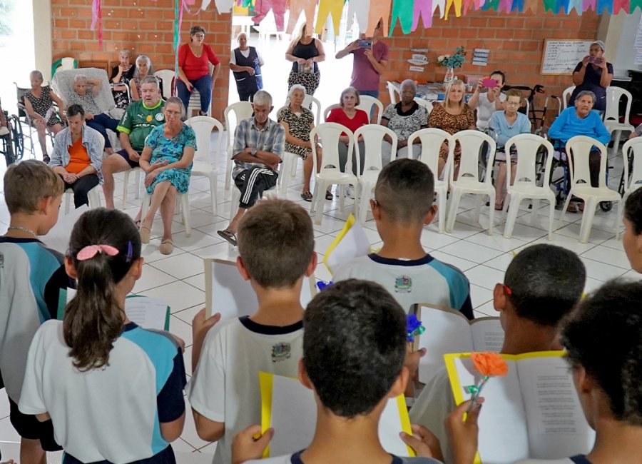 26 estudantes da rede municipal visitam idosos em casa de repouso na Chácaras Alvorada