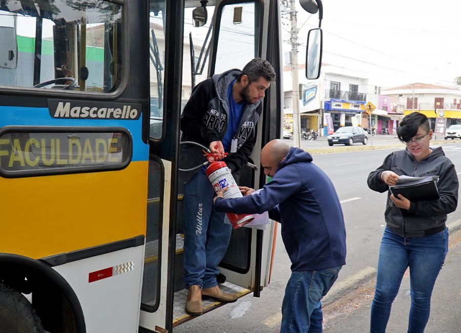 Vans e ônibus de transporte escolar passam por vistoria na Secretaria da Educação