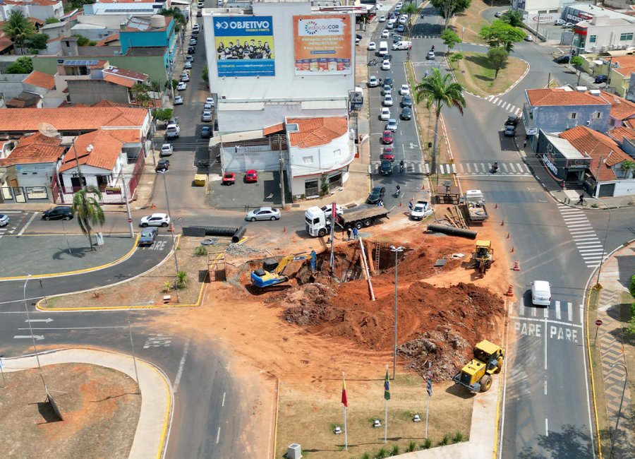 Reparo no emissário de esgoto na Avenida dos Trabalhadores altera o trânsito da região