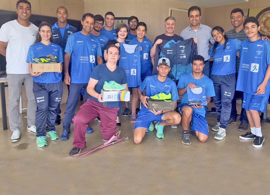 Alunos de Atletismo e Paratletismo recebem kit com novos uniformes
