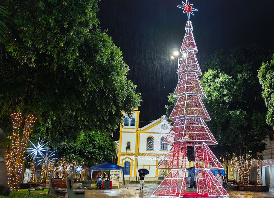 Mesmo com chuva, Acender das Luzes abre programação do Natal Encantado