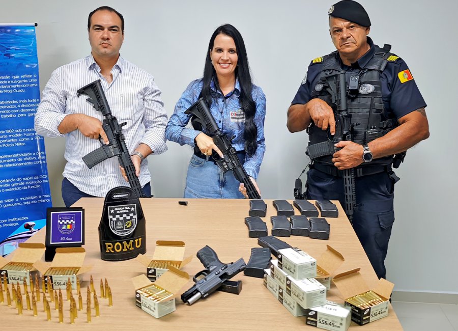 Deputada Leticia Aguiar participa de ato simbólico de entrega de armamentos para GCM