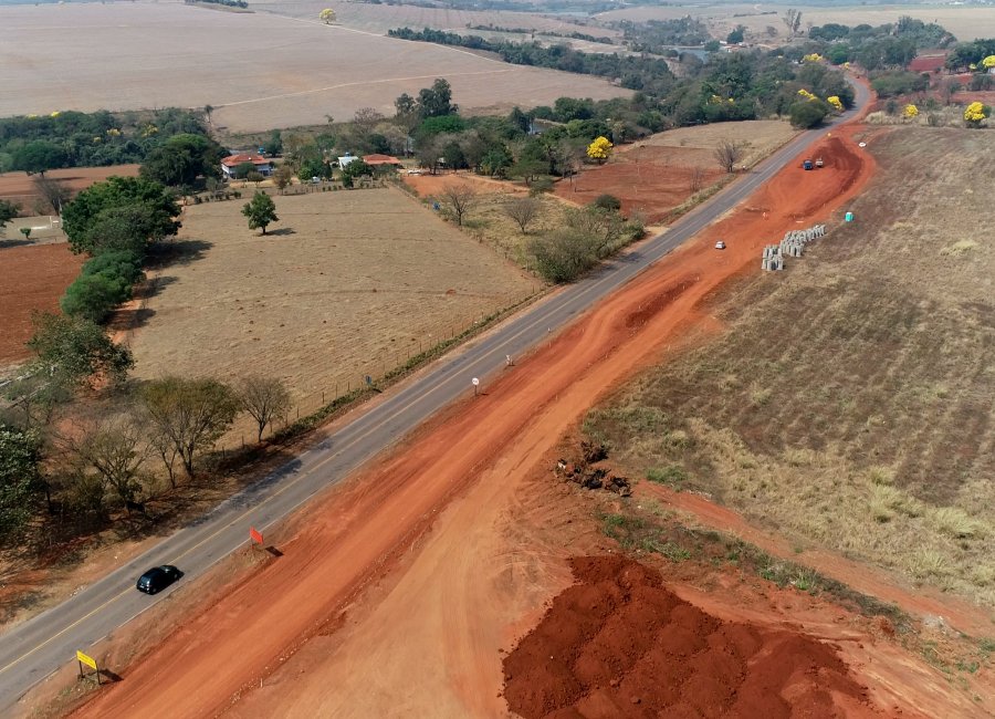 Avançam as obras de melhoria na antiga vicinal Mogi Guaçu-Itapira