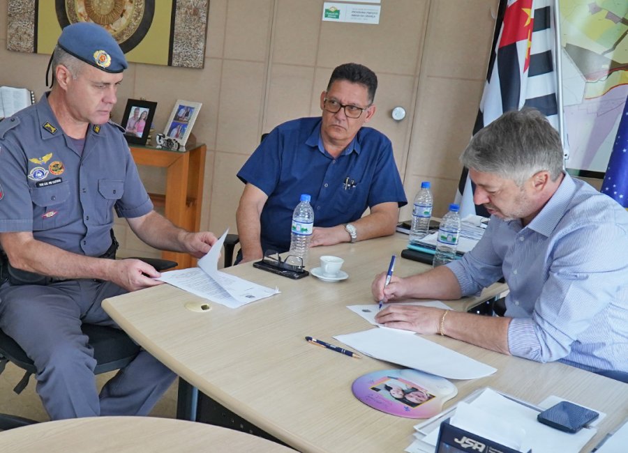 Prefeito e vice-prefeito assinam convênio que prevê atividade delegada da Polícia Militar no município