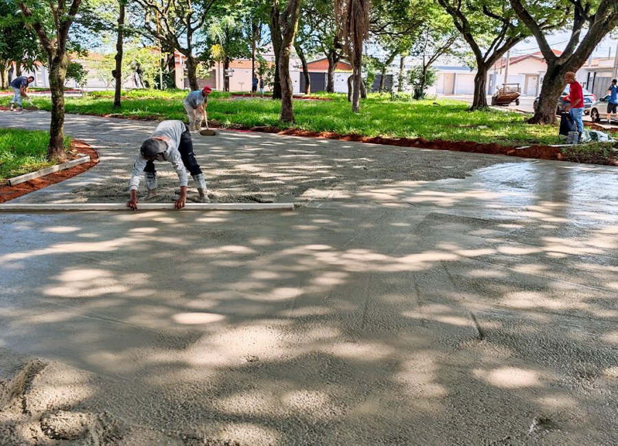 Praça Sorocaba recebe concretagem para instalação de novo piso