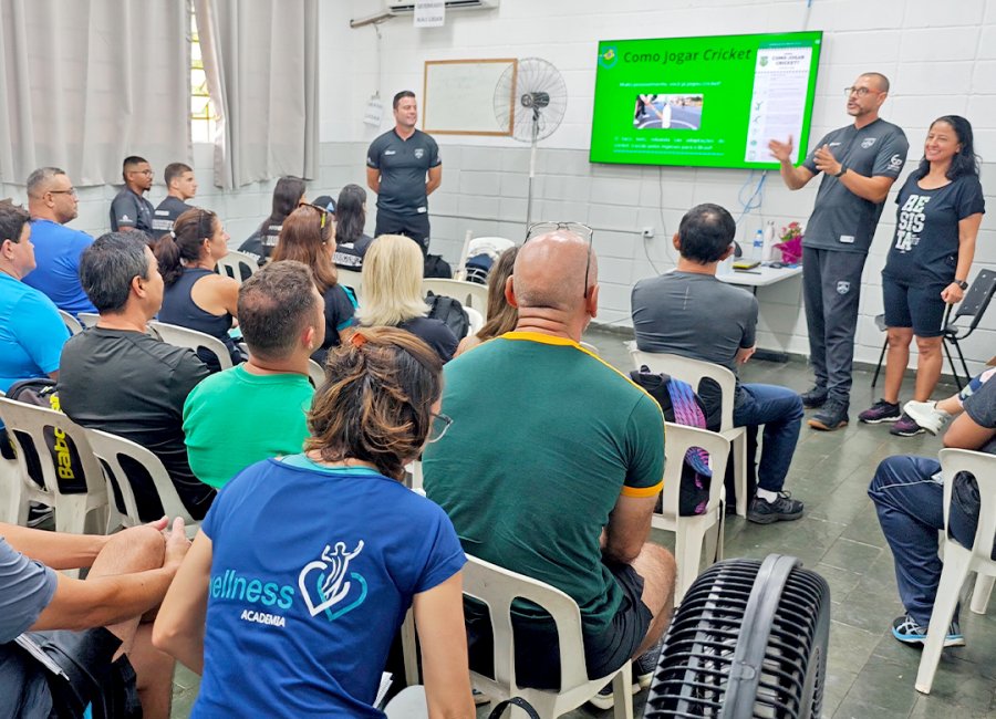 Professores de educação física da rede municipal participam de Formação Nível Básico Críquete na Escola