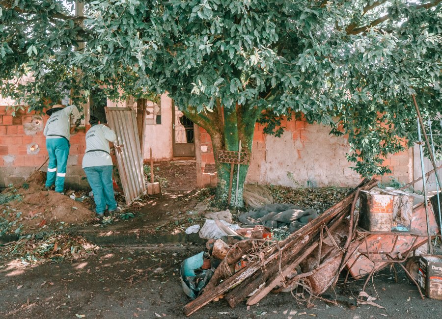 Equipes limpam imóvel em estado de abandono no Igaçaba