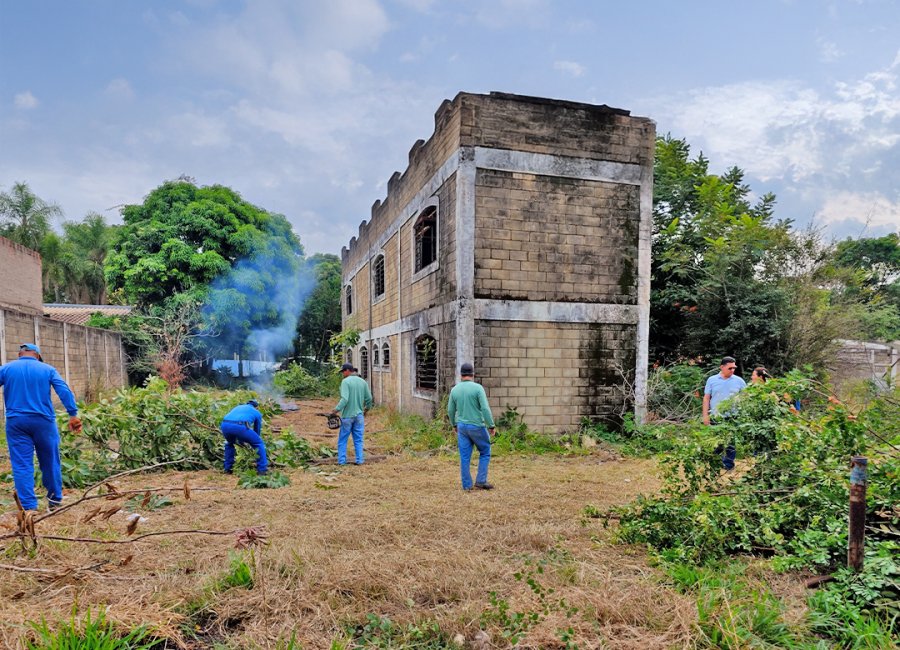 Prefeitura inicia ação de demolição e limpeza em área abandonada na Zona Sul 