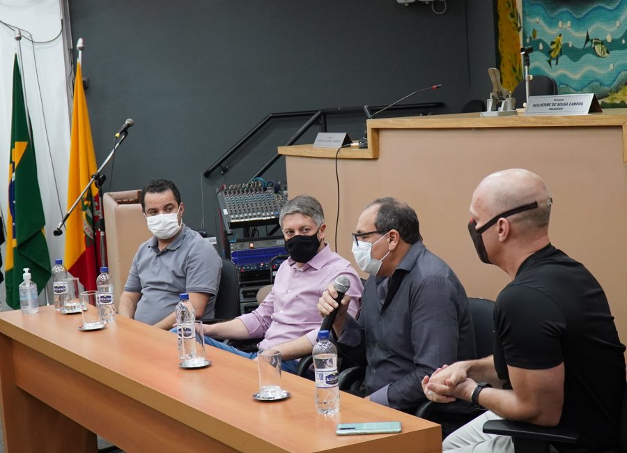 Prefeito apresenta à Câmara novos secretários de Saúde e Educação