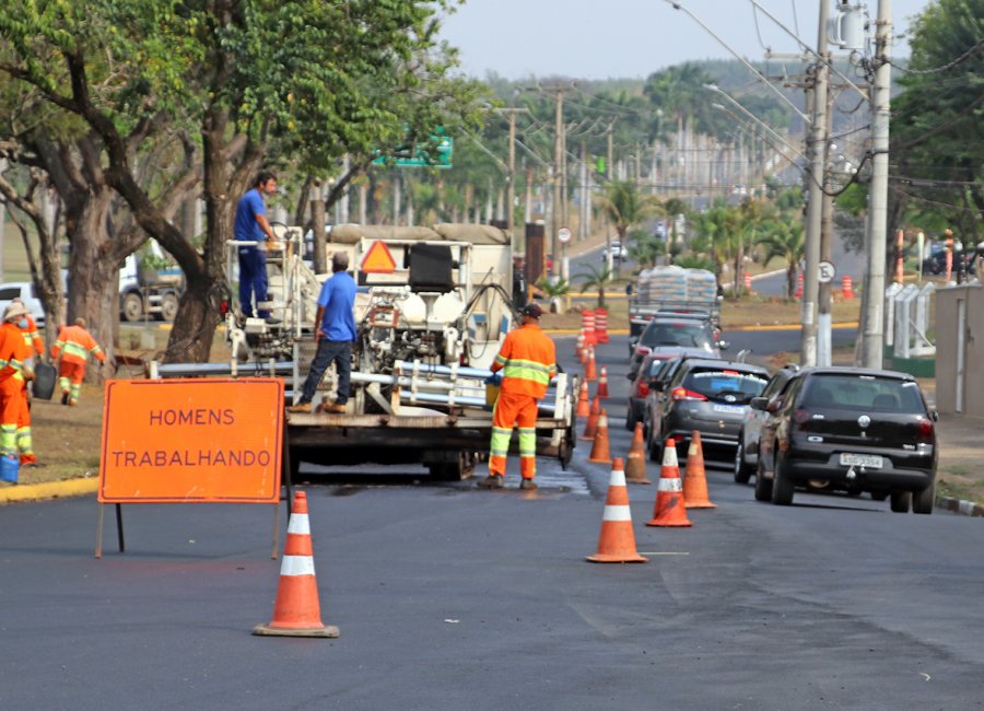 Obras retoma serviço de recapeamento asfáltico com melhorias na Avenida Tancredo Neves