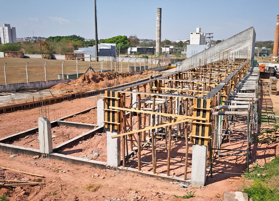 Construção dos pilares da nova arquibancada no Estádio do Camacho é executada