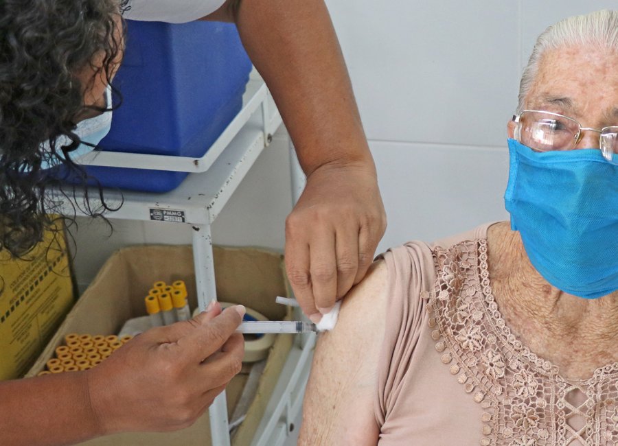Saúde realiza amanhã agendamento de 3ª dose da vacina para idosos com mais de 85 anos