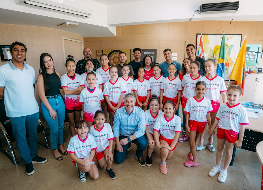 Alunas da ginástica rítmica recebem novo uniforme por meio de parceria entre Prefeitura e o Supermercado Pague Menos
