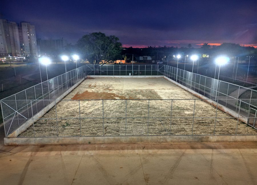 Teste verifica qualidade dos refletores da nova iluminação e área começa a receber paisagismo 