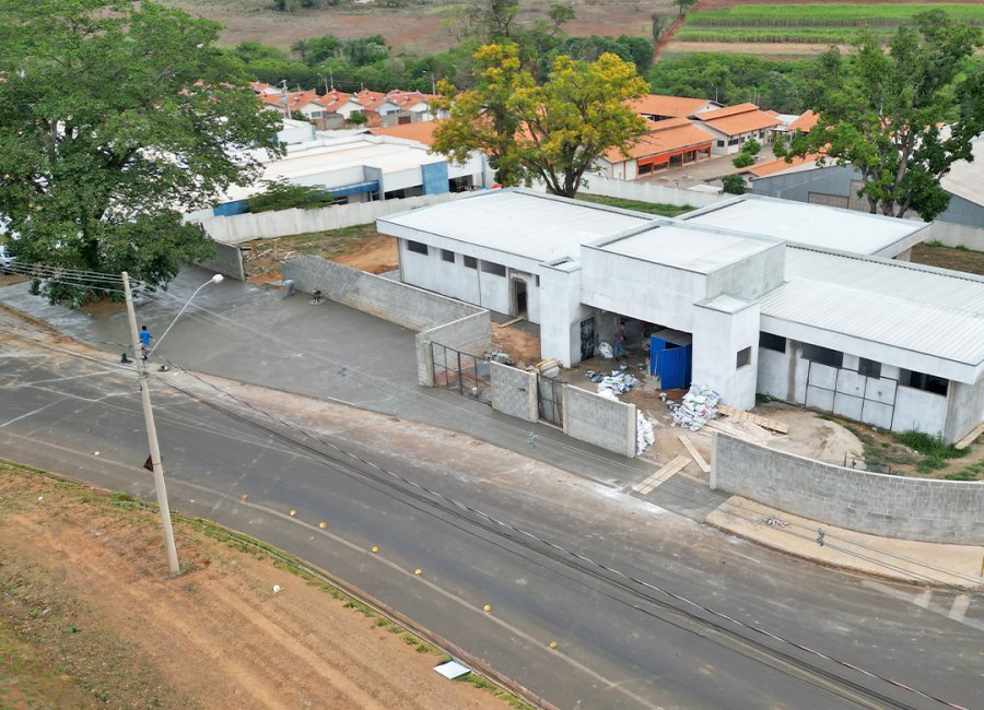 Obra da UBS do Ypê Amarelo começa a receber a instalação do piso de granilite e concretagem