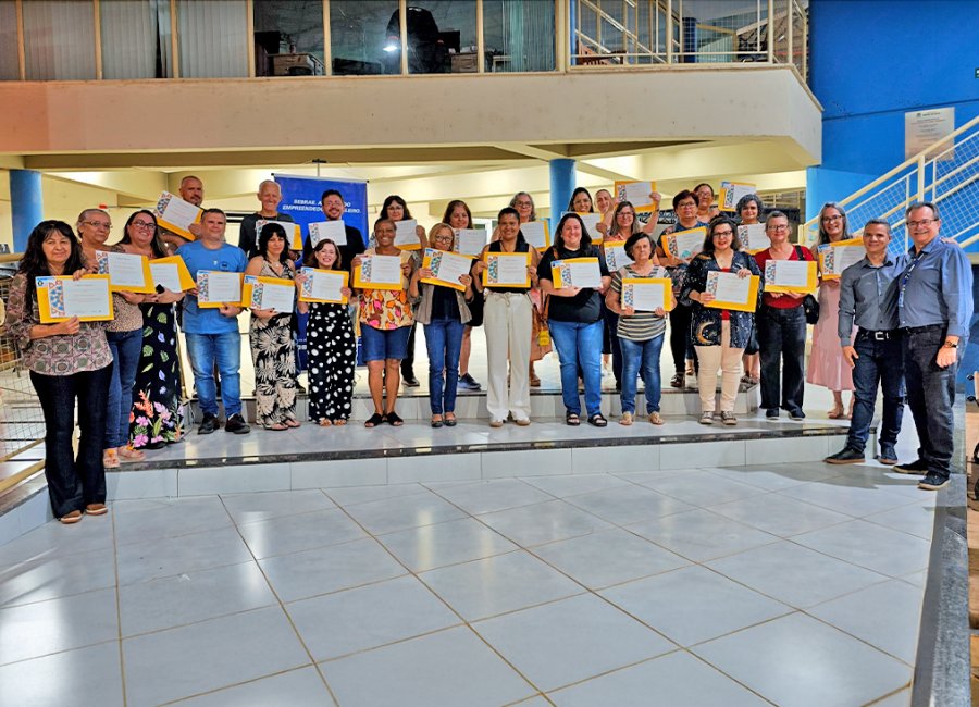 Cultura entrega Carteiras Municipais do Artesão e do Trabalhador Manual durante encontro da categoria 