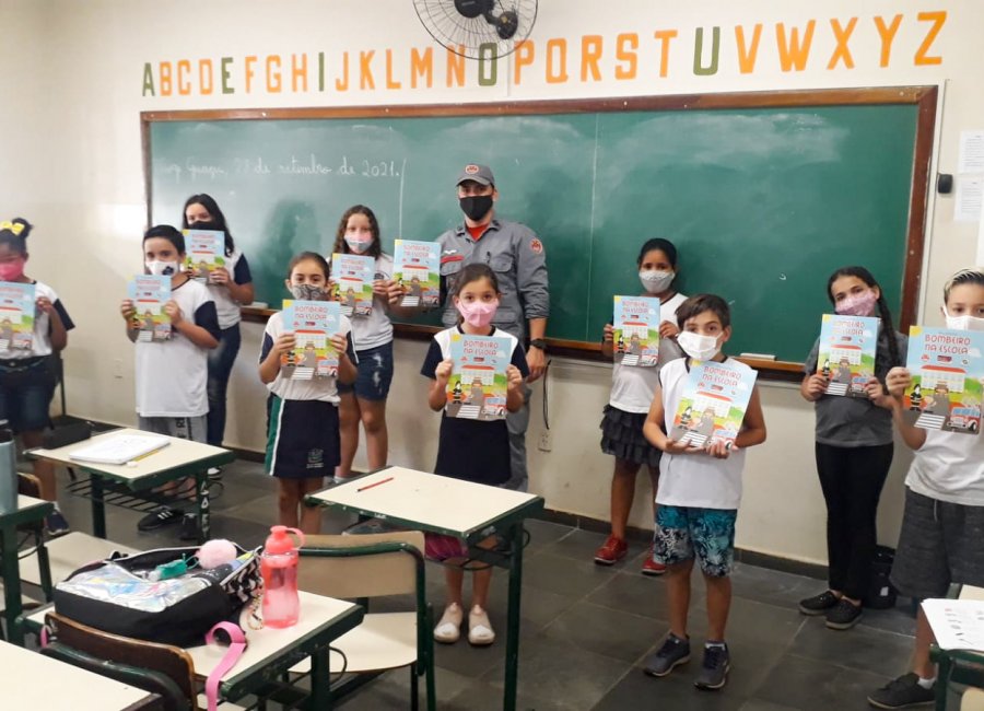 Programa Bombeiro na Escola atende estudantes da rede municipal