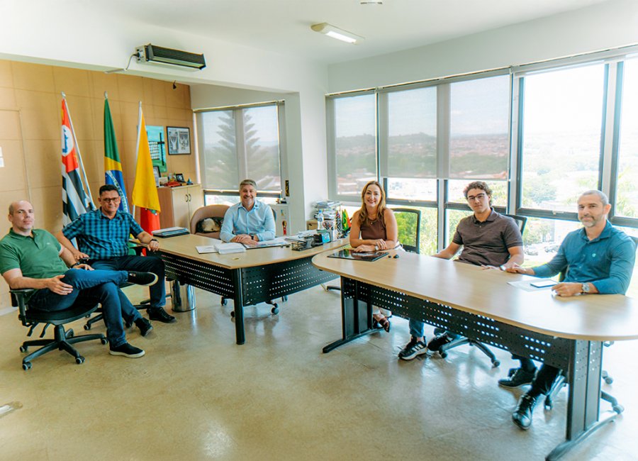 Prefeito recebe projeto de reforma da Praça Rui Barbosa da diretoria da Associação Comercial e Industrial de Mogi Guaçu