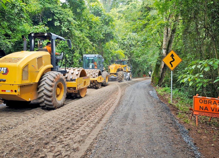 Estrada da Cachoeira recebe melhorias no pavimento 