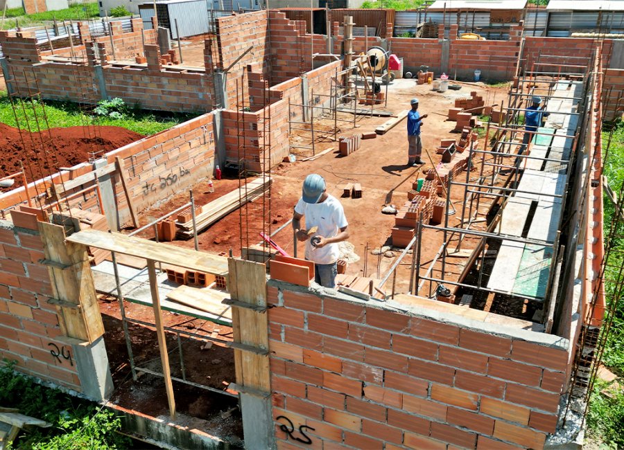 Após notificação e multa, empresa retoma construção da UBS do Jardim Sakaida