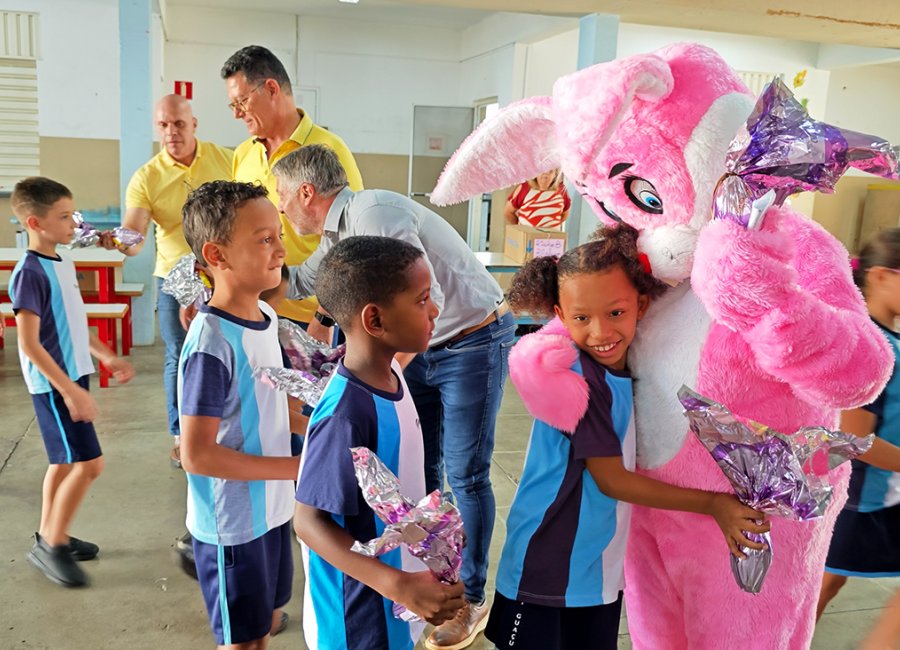 Prefeitura entrega ovos de Páscoa para estudantes da rede municipal de ensino 