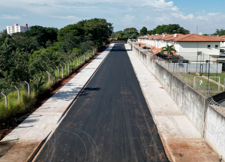 Mais uma via recebe infraestrutura completa com guias, sarjetas e pavimentação asfáltica 