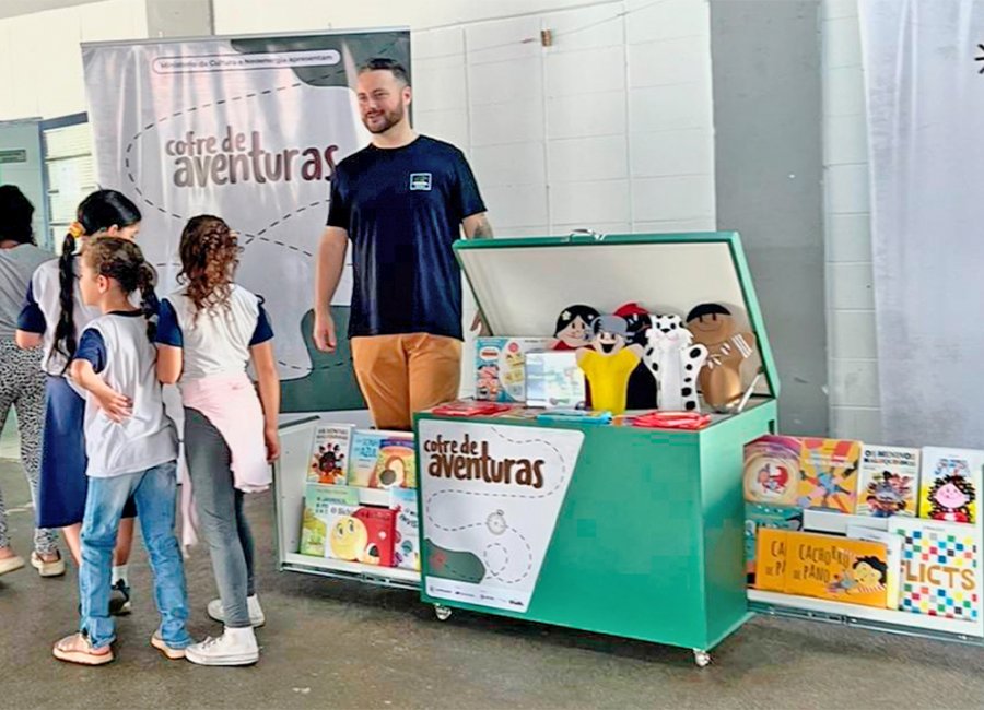 Projeto Cofre de Aventuras entrega acervo literário permanente e promove oficinas em duas escolas municipais