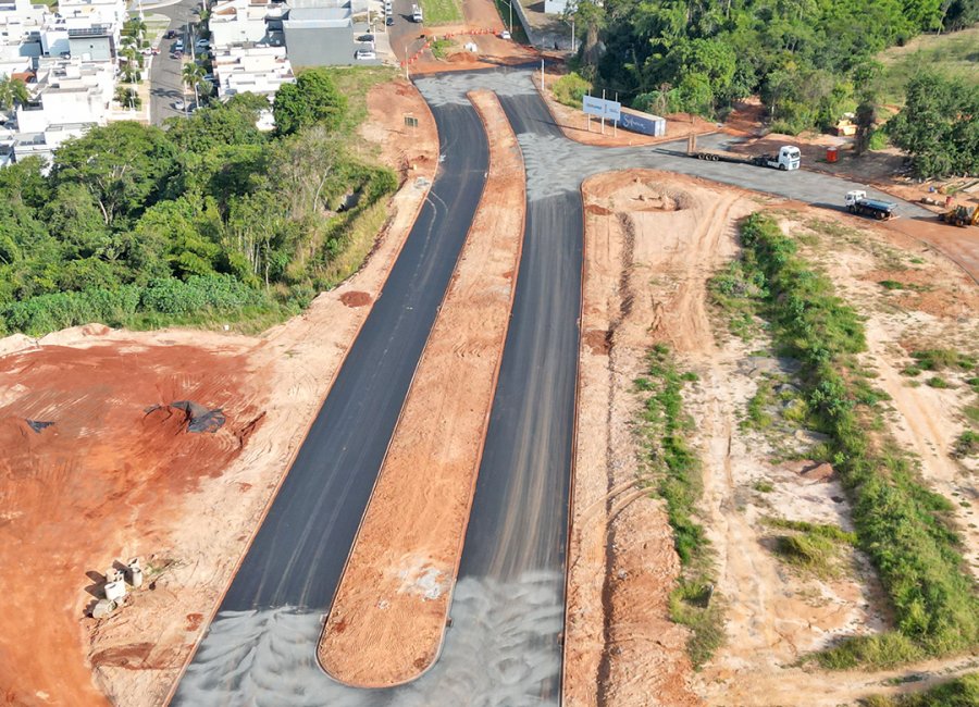  Prolongamento da Avenida Brasil avança com pavimentação asfáltica 