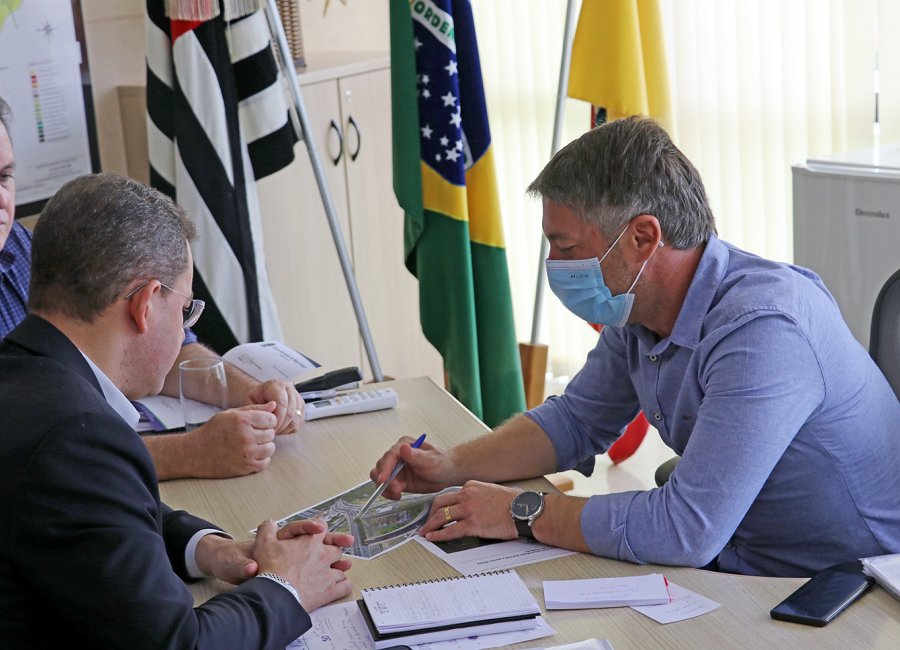 Prefeito anuncia investimentos para Chácaras Alvorada durante encontro com parlamentar