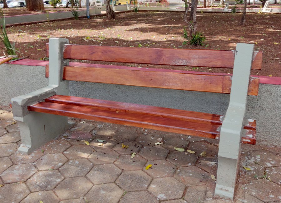 SSM realiza serviços de troca e de pintura dos bancos da praça do Cruzeiro