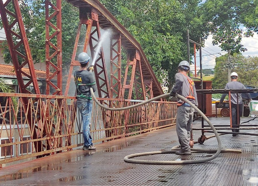 Serviços de revitalização da ponte de pedestres são promovidos pela Prefeitura e iniciativa privada