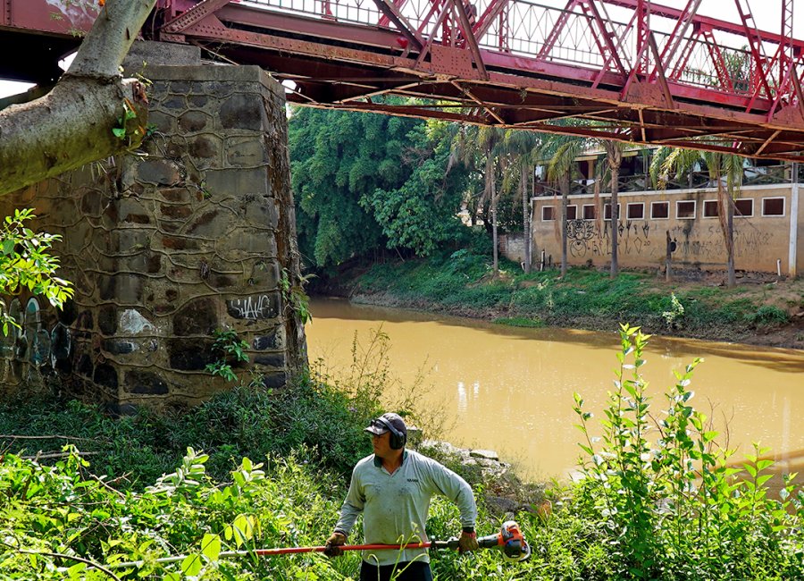SAAMA inicia limpeza das margens do Rio Mogi Guaçu no entorno da ponte de pedestres