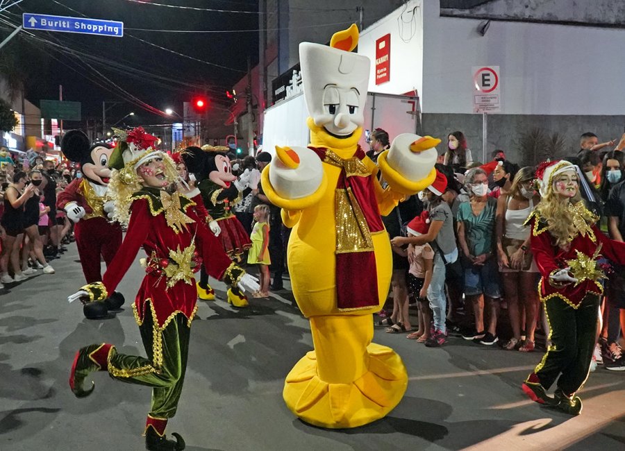 Centenas de pessoas acompanham Parada de Natal