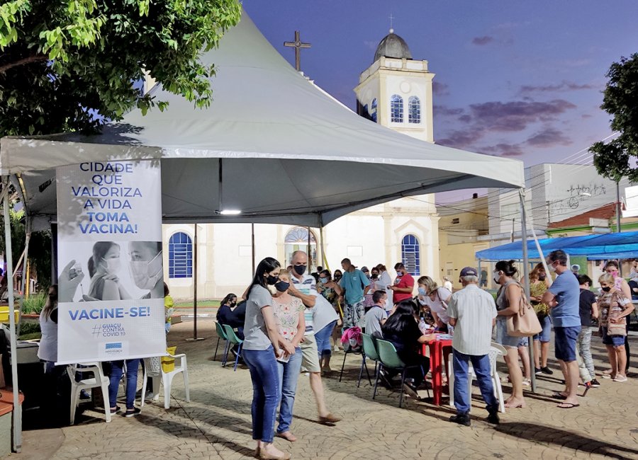 Vacinação noturna na Praça do Recanto atinge mais de 900 pessoas em três dias
