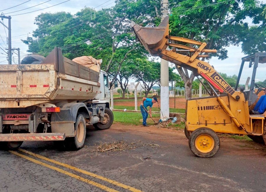 Equipe realiza serviços de coleta de galhos e entulhos