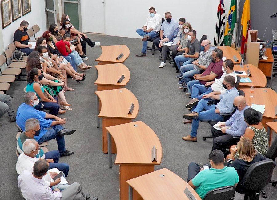 Em visita à Câmara, prefeito conversa com servidores da Educação sobre o Fundeb