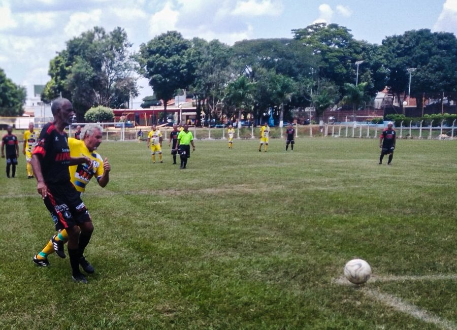 Geração de Ouro/MC Tintas lidera Sessentão de Futebol