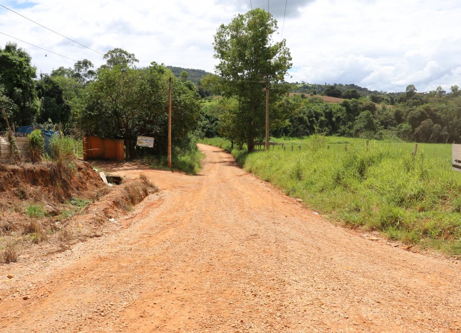 Convênio assinado com deputado confirma melhorias em estrada rural