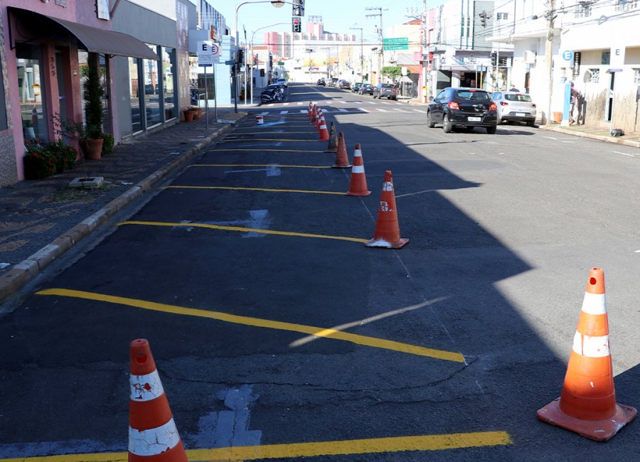 Obras implanta estacionamento 45° e área central ganha 65 vagas para carros