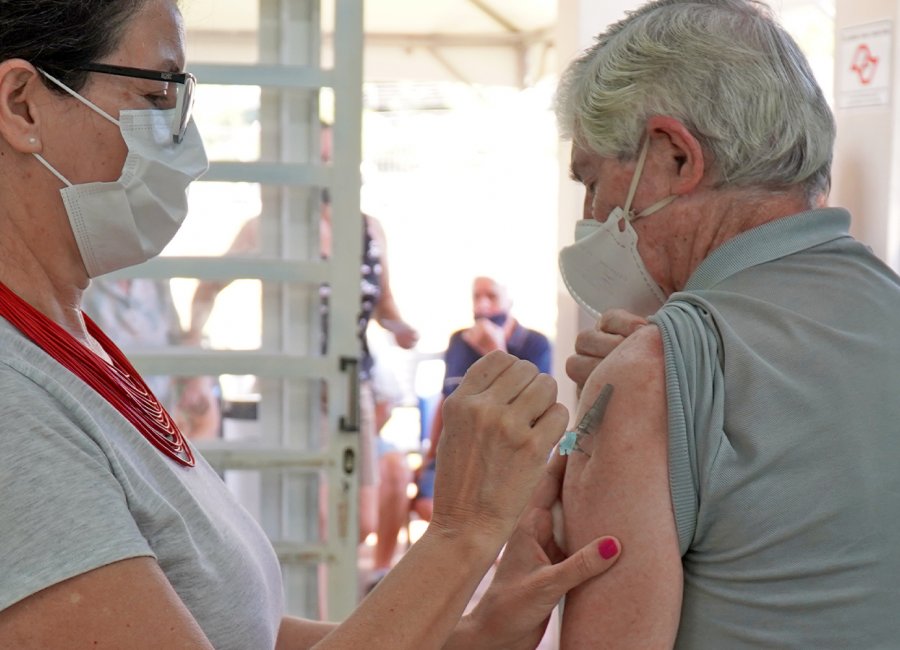 Saúde realiza vacinação contra a gripe em idosos a partir de 80 anos neste sábado