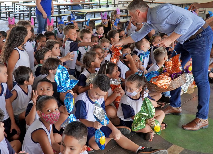 Prefeitura inicia entrega de ovos de chocolate a alunos da Rede Municipal