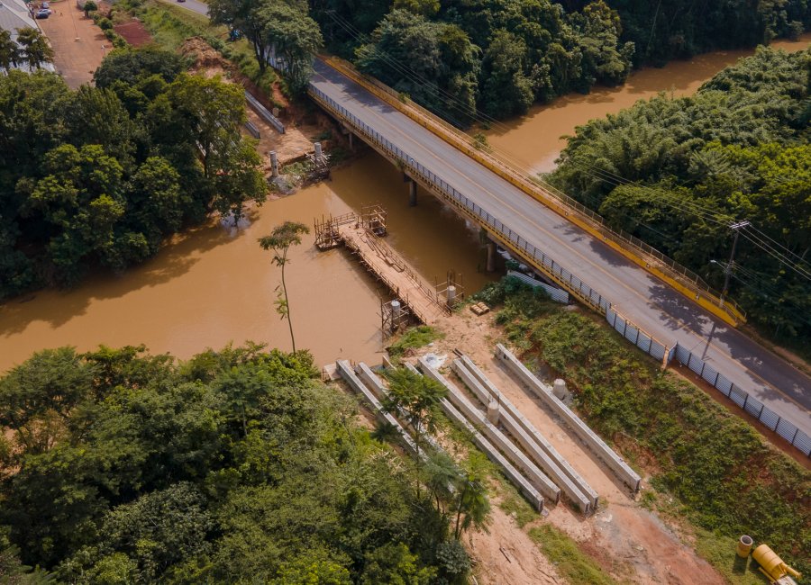 Ponte provisória é instalada no centro do rio para avanço de obra 