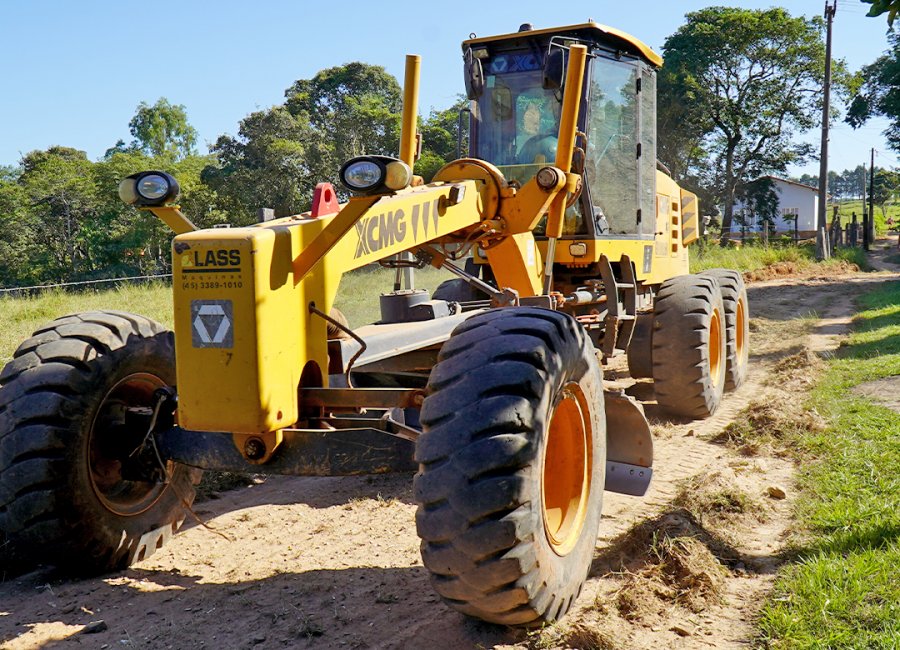 Obras realiza melhorias nas estradas do Jatobazeiro e da Roseira