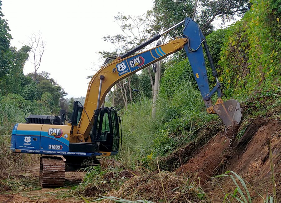 Estrada rural da Nova Louzã recebe serviços de limpeza de aceiros 