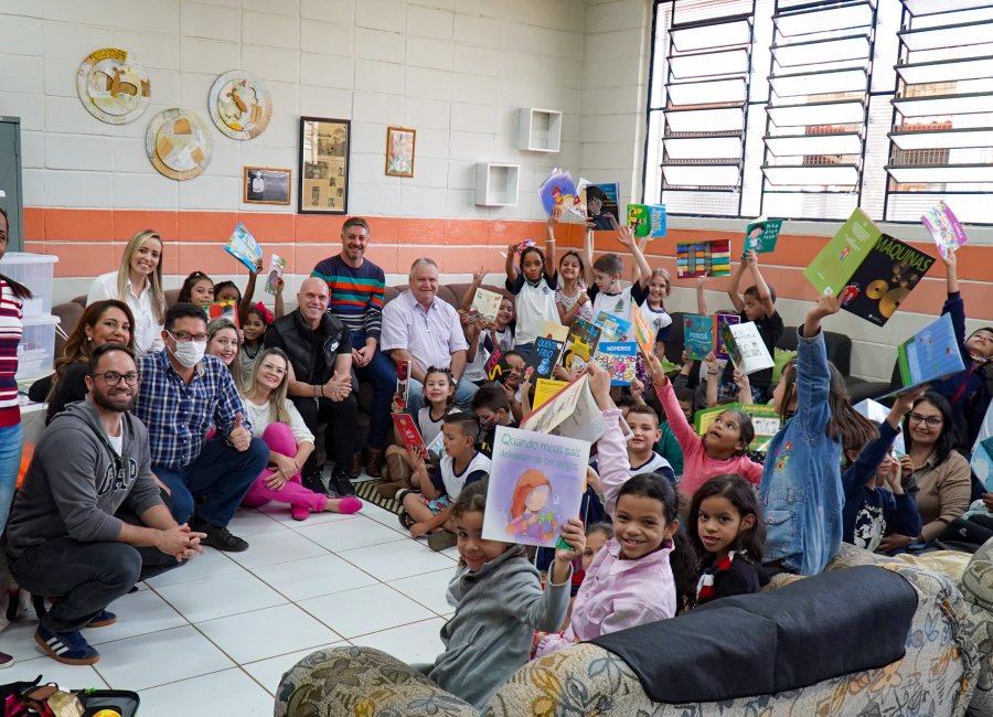 Educação adquire 46 mil livros que serão utilizados nas bibliotecas escolares